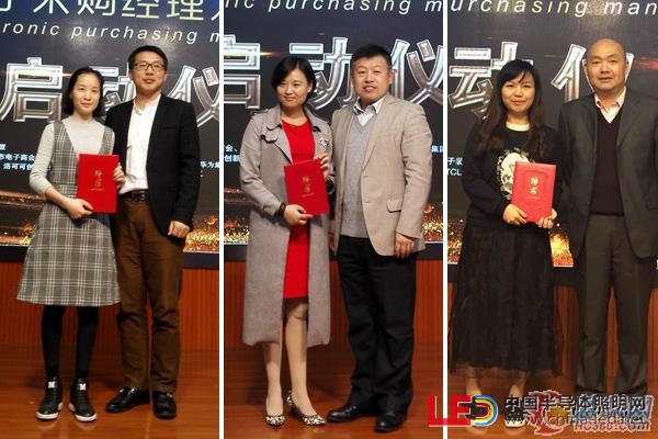 華南大區(qū)主任-授聘儀式	酷派集團             采購經(jīng)理   賀超
海能達通信股份       采購經(jīng)理   楊麗萍
深圳偉巨網(wǎng)絡(luò)         采購經(jīng)理   張  潔（從左到右）