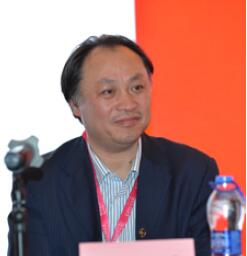 第二位閉幕式特邀報(bào)告人是以“硅襯底高效GaN基藍(lán)色發(fā)光二極管”項(xiàng)目榮獲全國唯一一項(xiàng)國家技術(shù)發(fā)明一等獎的南昌大學(xué)副校長江風(fēng)益